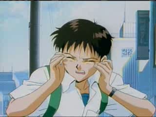 Shinji se tapa los oídos.