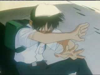 Shingi se protege la cara con los brazos